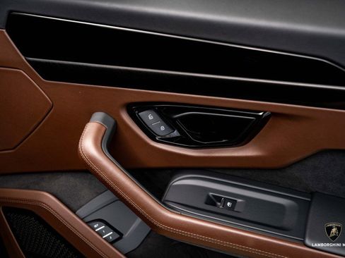 Used 2025 Lamborghini Urus SE image 33