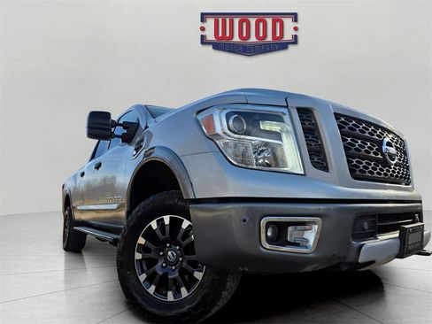 Used 2016 Nissan Titan PRO-4X w/ Pro-4x Convenience Package image 4