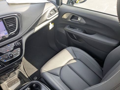 New 2026 Chrysler Pacifica Select image 17