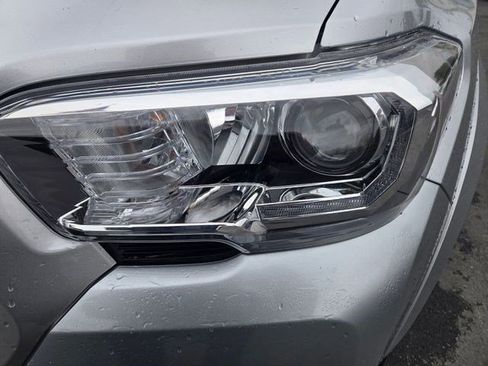 Used 2022 Toyota Tacoma TRD Sport image 12