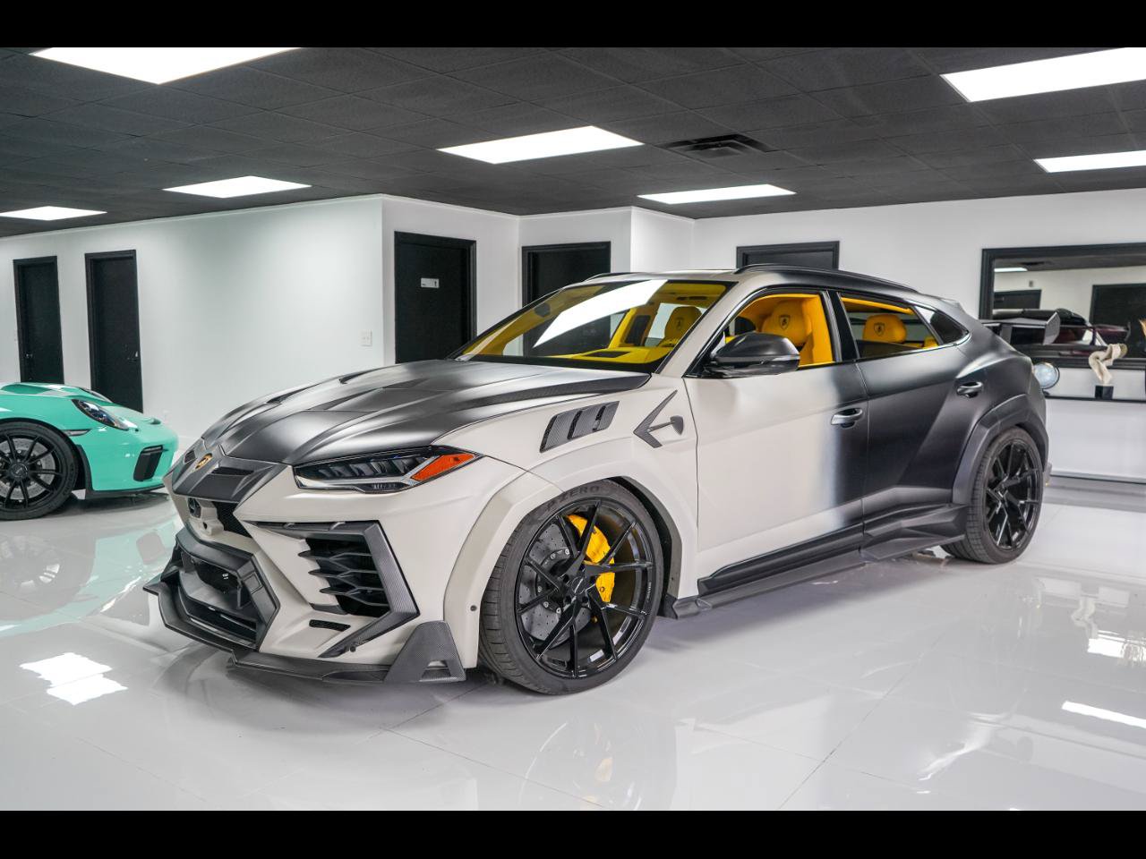 Used 2021 Lamborghini Urus AWD/4WD image 1