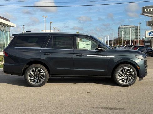 New 2025 Lincoln Navigator Reserve image 2