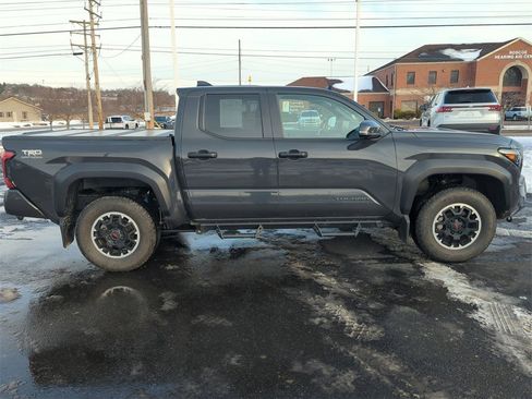 Used 2024 Toyota Tacoma TRD Off-Road w/ TRD Off Road Premium Package image 9
