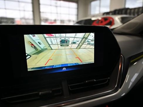 Used 2024 Chevrolet Trax LT w/ Sunroof Package image 17