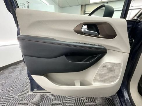 Used 2018 Chrysler Pacifica L FWD image 9