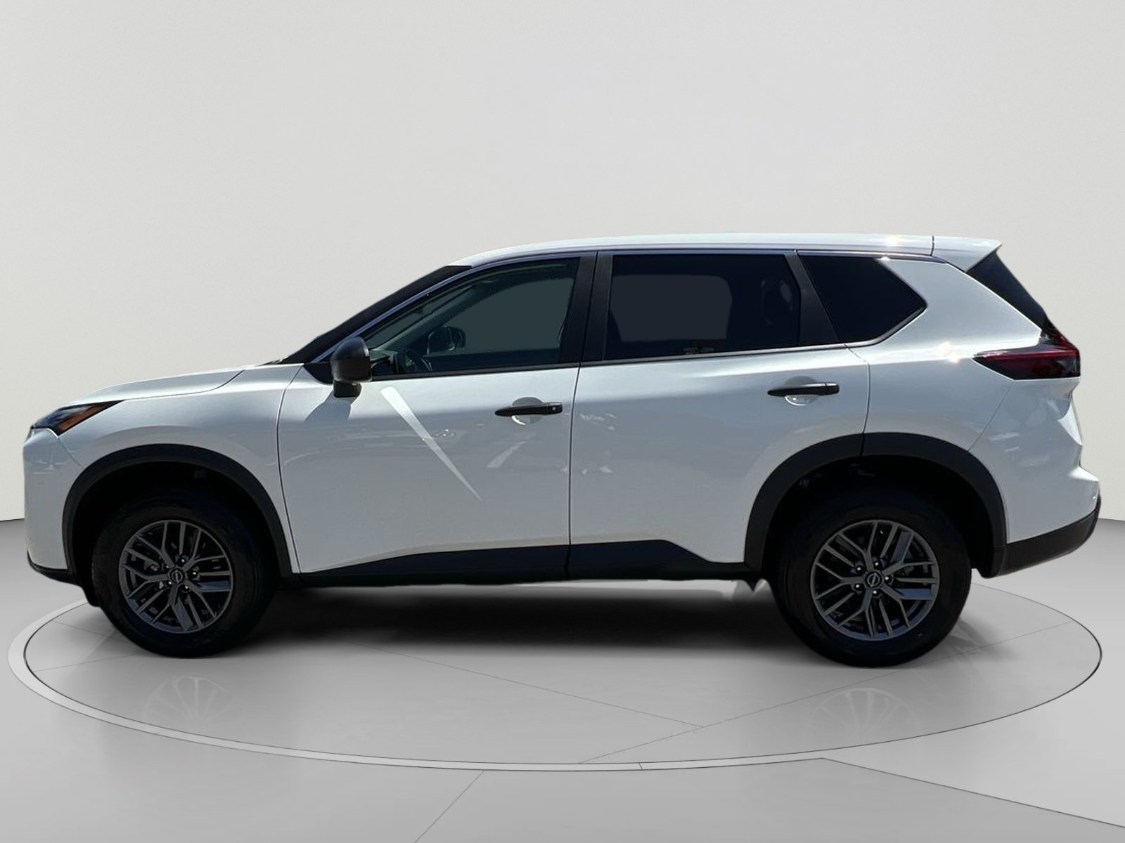 Used 2025 Nissan Rogue S AWD/4WD image 2