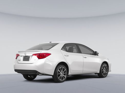 Used 2017 Toyota Corolla SE w/ SE Premium Package FWD image 3