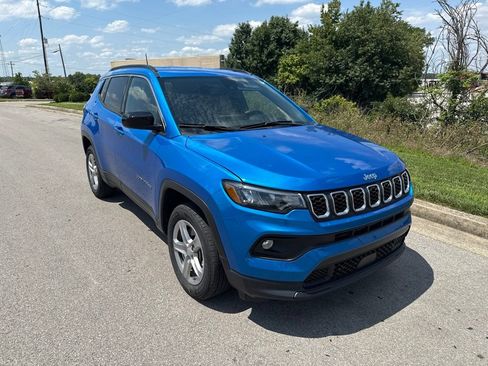 Used 2024 Jeep Compass Latitude w/ Convenience Group AWD/4WD image 2