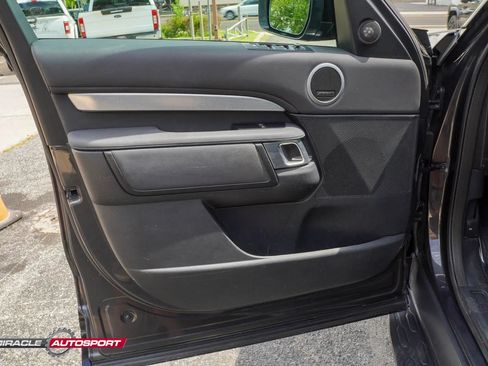 Used 2020 Land Rover Discovery Landmark AWD/4WD image 15