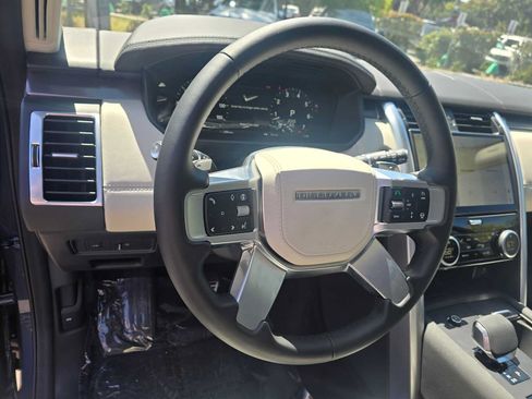Used 2025 Land Rover Discovery Metropolitan Edition AWD/4WD image 26