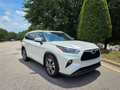Used 2021 Toyota Highlander XLE AWD/4WD image 7