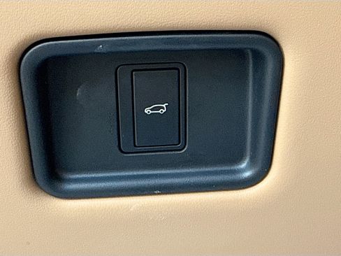 Used 2025 Land Rover Range Rover SE image 33