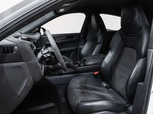 Used 2024 Porsche Cayenne Turbo GT image 8