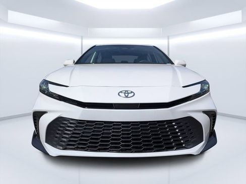 Used 2025 Toyota Camry SE image 7