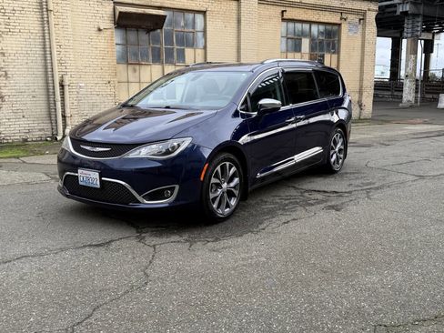 Used 2017 Chrysler Pacifica Limited w/ Tire & Wheel Group image 2