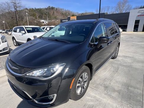 Used 2020 Chrysler Pacifica Touring-L Plus w/ Advanced Safetytec Group image 7