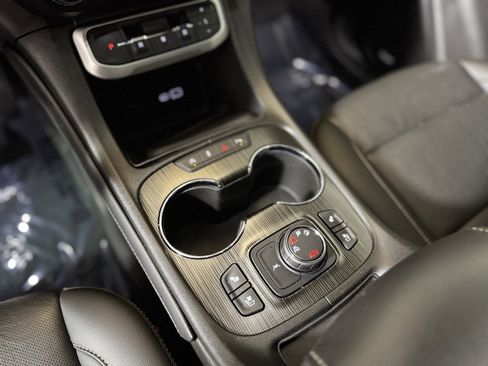 Used 2023 GMC Acadia SLT w/ Preferred Package image 17