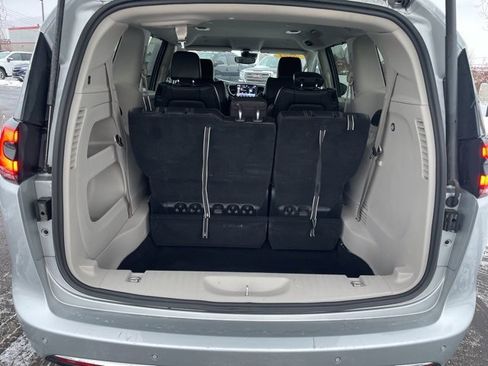 Used 2024 Chrysler Pacifica Touring-L image 23