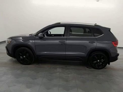 Used 2024 Volkswagen Taos SE w/ Panoramic Sunroof Package image 5