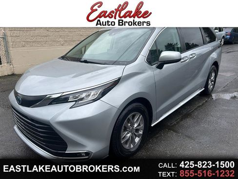 Used 2023 Toyota Sienna XLE image 1