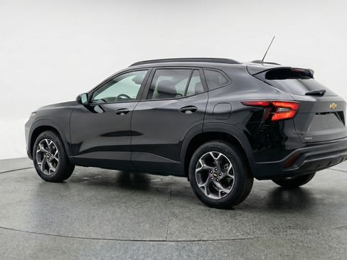 Used 2025 Chevrolet Trax LT image 6