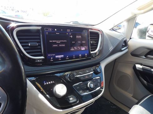 Used 2021 Chrysler Pacifica Touring-L FWD image 8