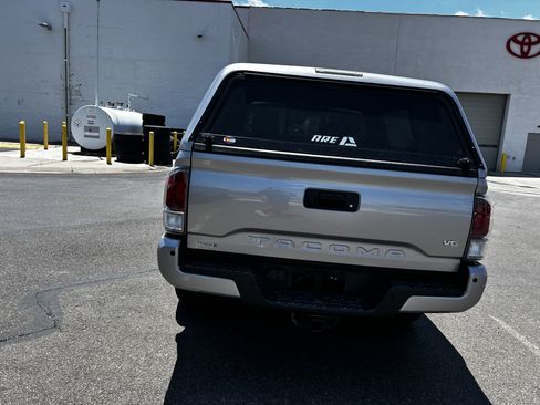 Used 2020 Toyota Tacoma TRD Off-Road w/ TRD Premium Off Road Package AWD/4WD image 4