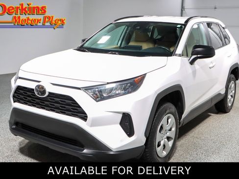 Used 2021 Toyota RAV4 LE image 1