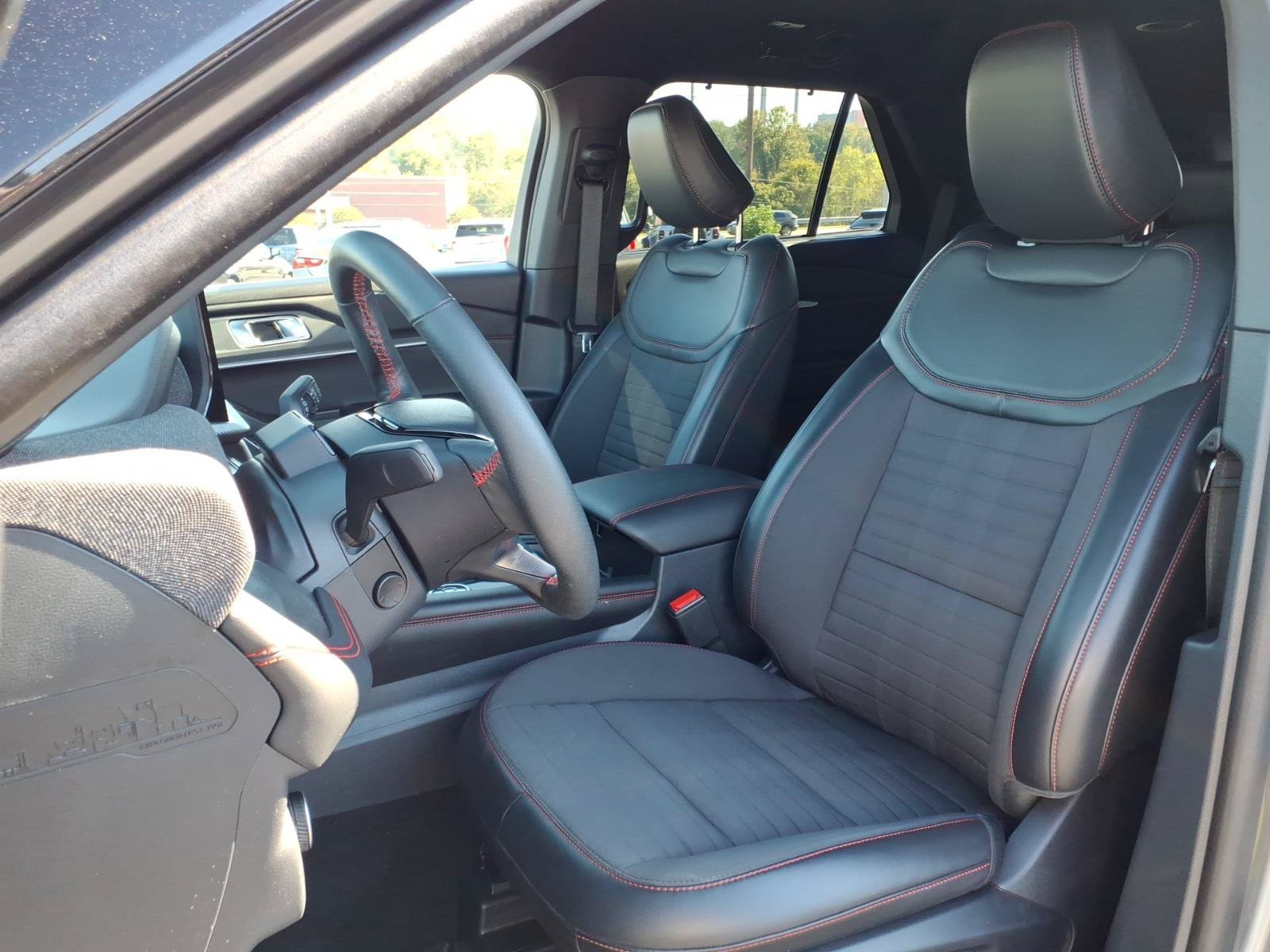 Certified 2025 Ford Explorer ST-Line w/ Premium Package AWD/4WD image 11