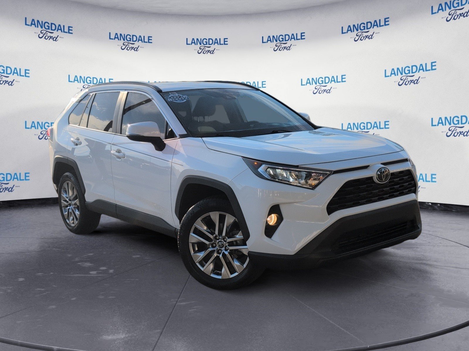 Used 2020 Toyota RAV4 XLE Premium FWD image 2