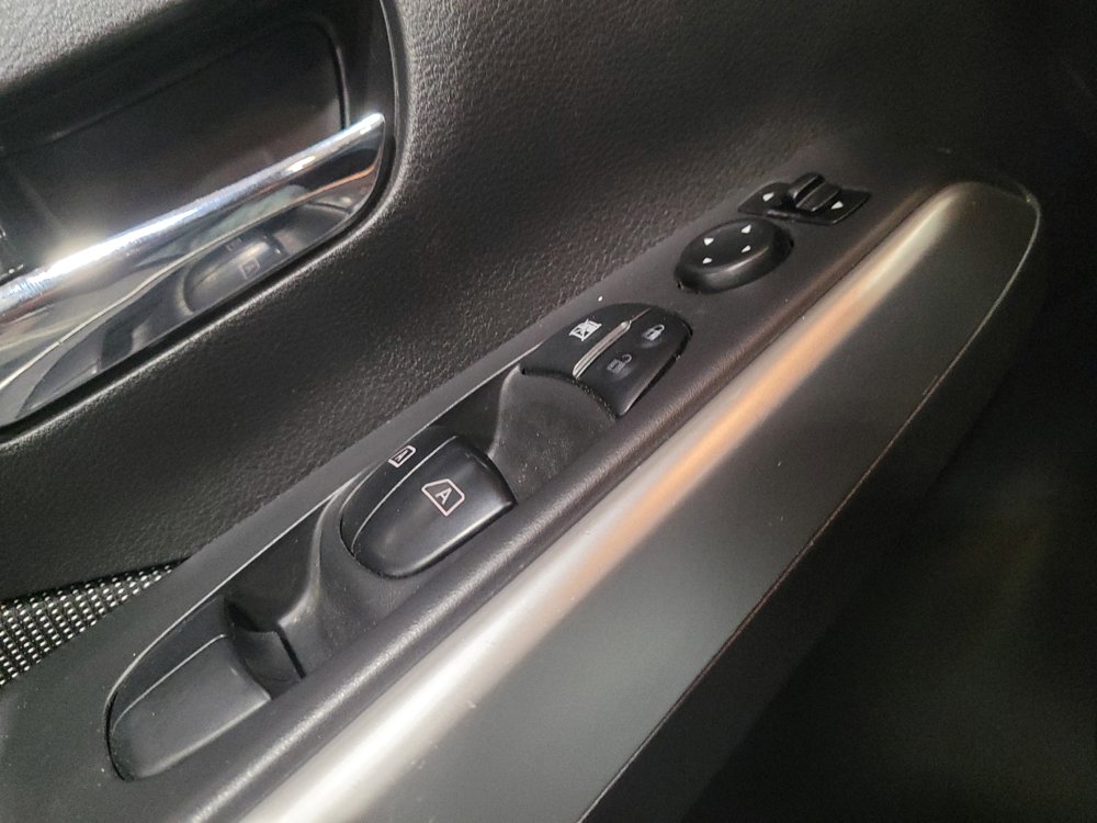 Used 2018 Nissan Kicks SV FWD image 27
