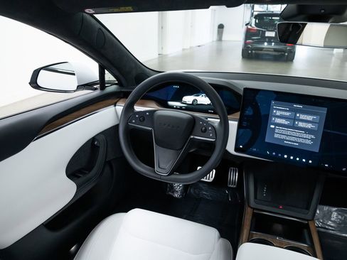 Used 2024 Tesla Model S image 10