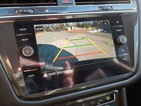 Used 2021 Volkswagen Tiguan SE image 23