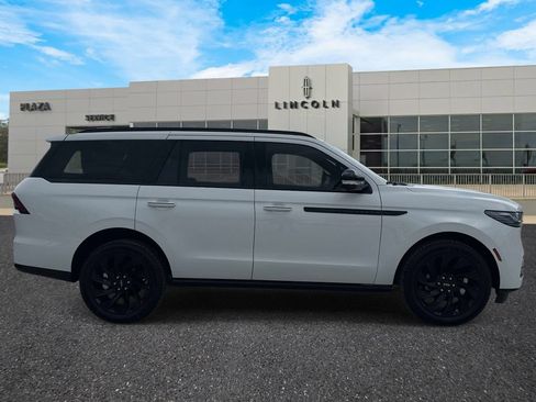 New 2026 Lincoln Navigator Reserve w/ Jet Appearance Package AWD/4WD image 2