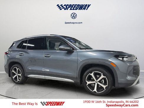 Certified 2025 Volkswagen Tiguan SE FWD image 1