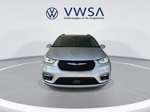 Used 2022 Chrysler Pacifica Touring-L FWD image 2