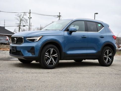 Certified 2025 Volvo XC40 B5 Core image 3