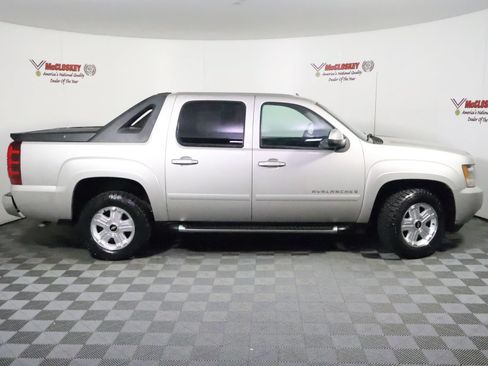 Used 2009 Chevrolet Avalanche LT w/ Luxury Package AWD/4WD image 3