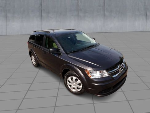 Used 2019 Dodge Journey SE FWD image 2