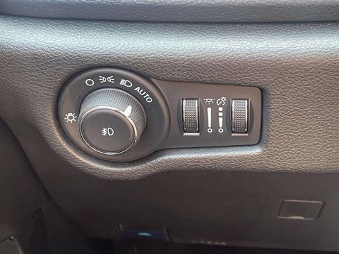 Used 2025 Chrysler Pacifica Limited FWD image 24