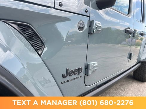 Used 2025 Jeep Gladiator Sport AWD/4WD image 11