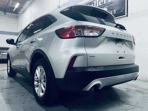 Used 2020 Ford Escape SE image 4