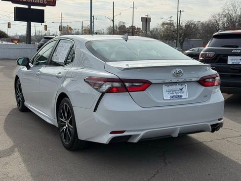 Used 2023 Toyota Camry SE image 3