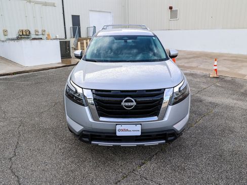 Used 2025 Nissan Pathfinder SL AWD/4WD image 4