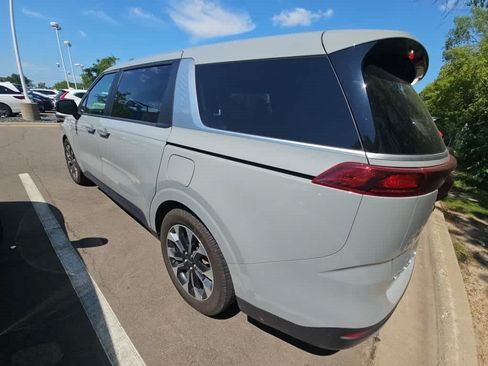 Used 2022 Kia Carnival EX FWD image 6