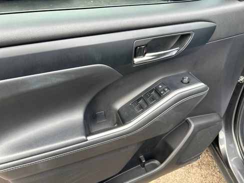 Used 2022 Toyota Highlander XLE image 10