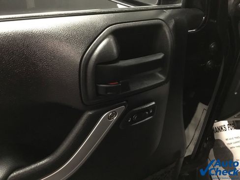Used 2015 Jeep Wrangler Unlimited Rubicon w/ Connectivity Group AWD/4WD image 26