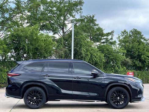 Used 2024 Toyota Highlander XSE FWD image 3