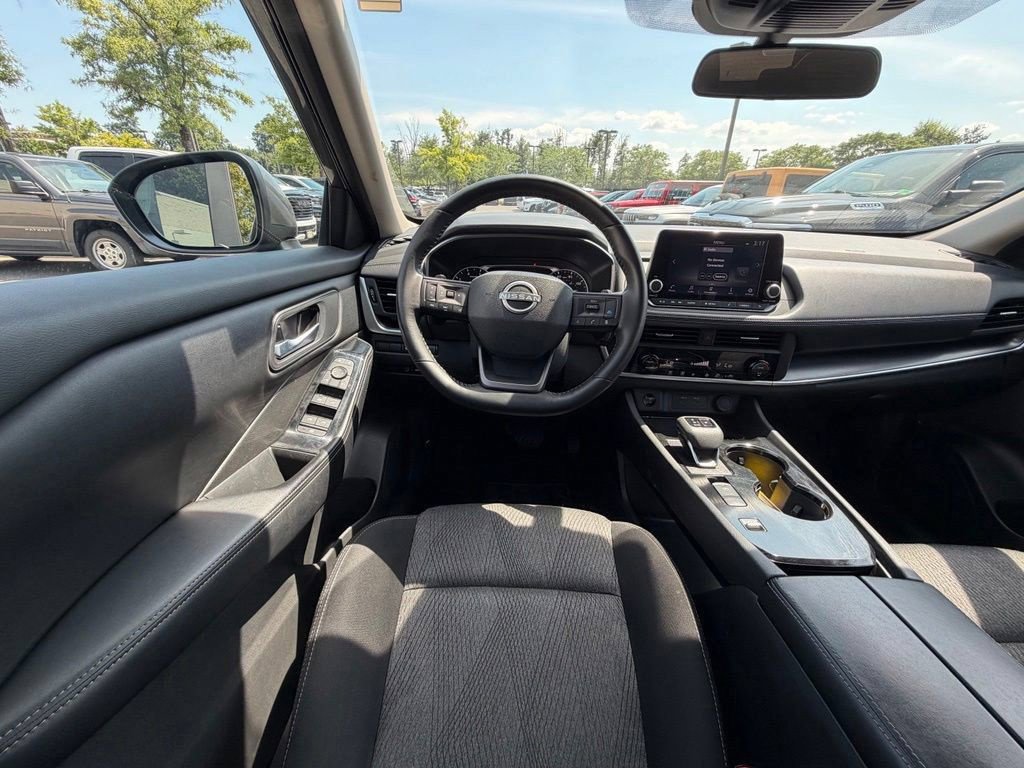 Used 2025 Nissan Rogue SV FWD image 19