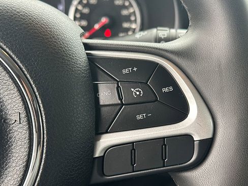 Used 2019 Jeep Renegade Latitude w/ Popular Equipment Group FWD image 25